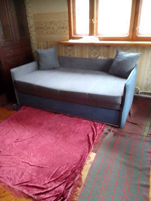 Диван с огромным спальным местом.