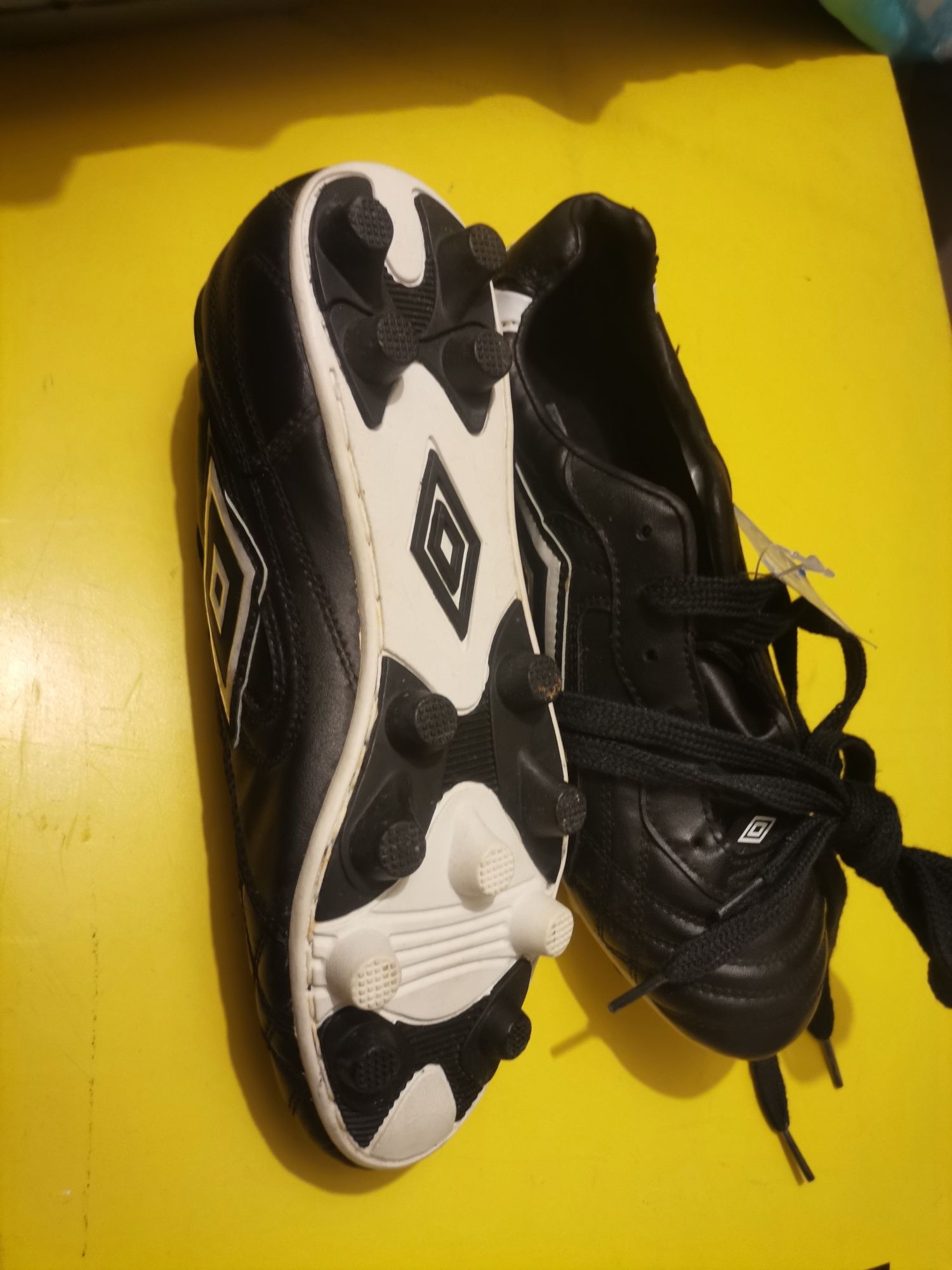 Chuteiras novas Umbro