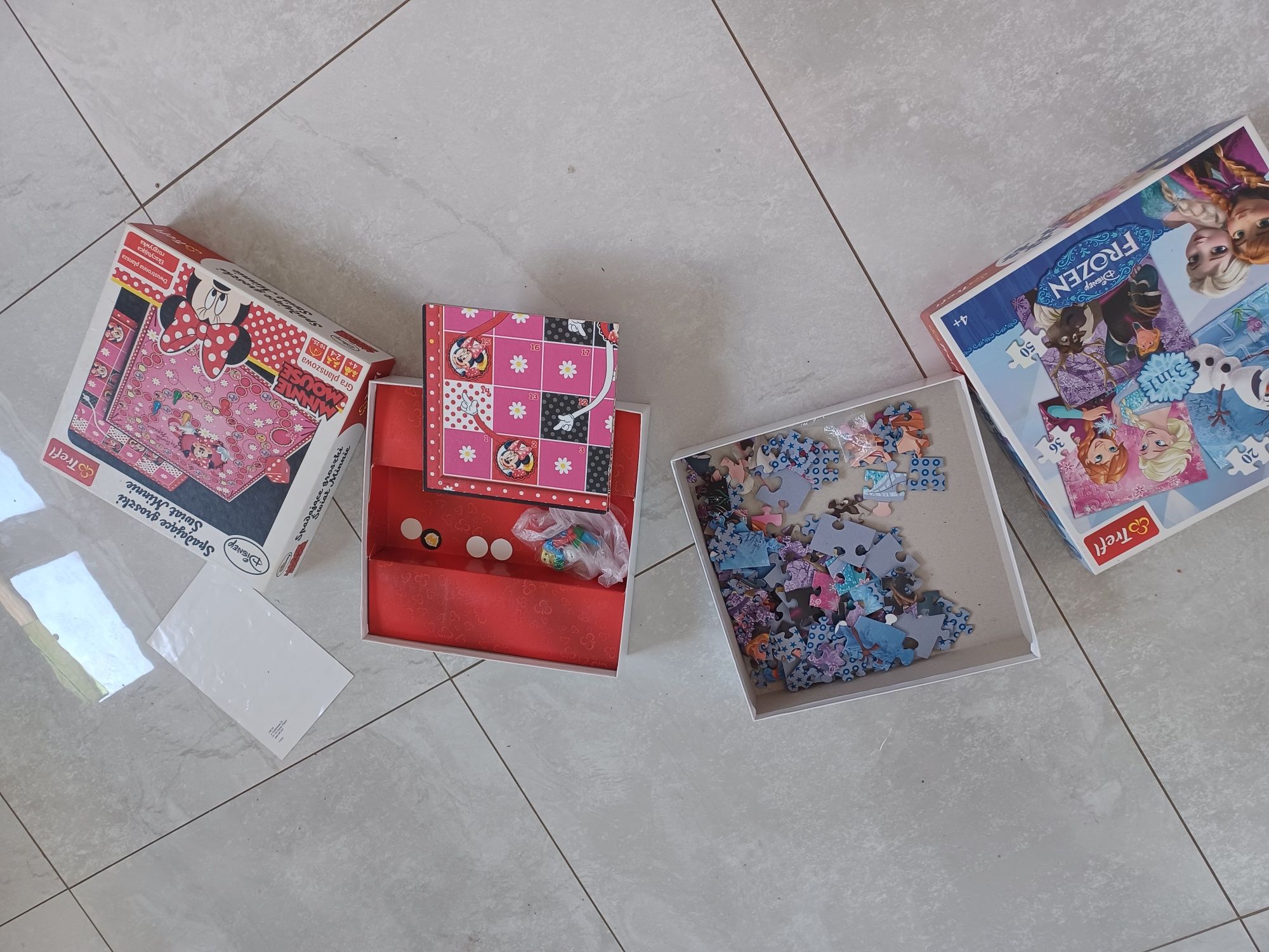 Puzzle,gry,kredki.