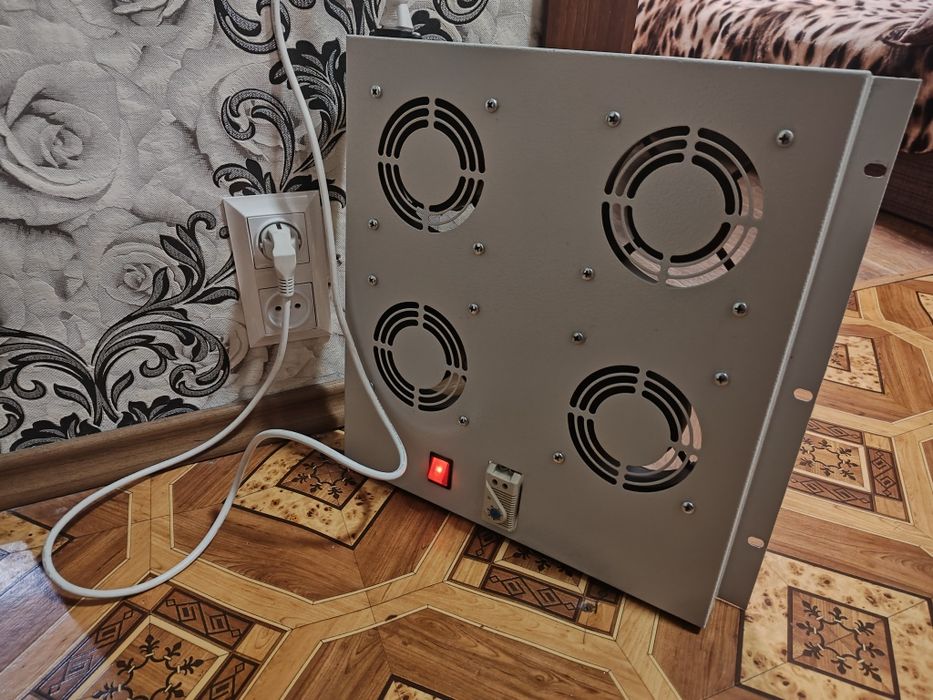 Серверный вентиляторный модуль на 4 вентилятора с термостатом