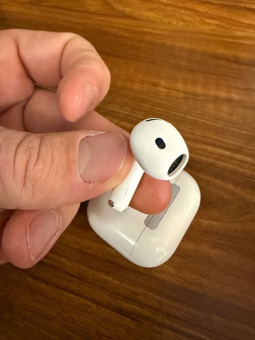 Кейс и левый наушник AirPods 4 (anc) с шумопоглащением