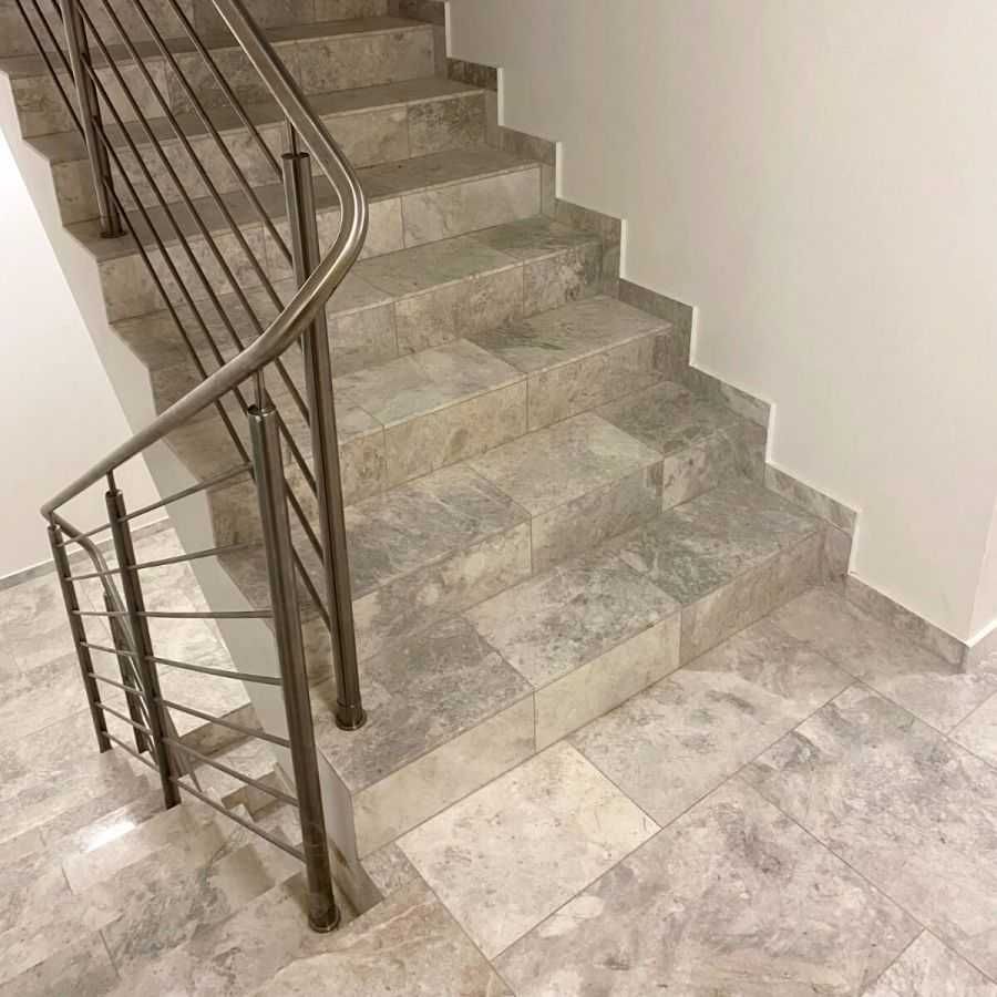 Płytki Marmur Royal White szlifowany kamień naturalny na schody