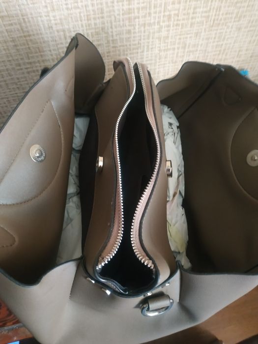 Женская сумка с оригинальными ручками.