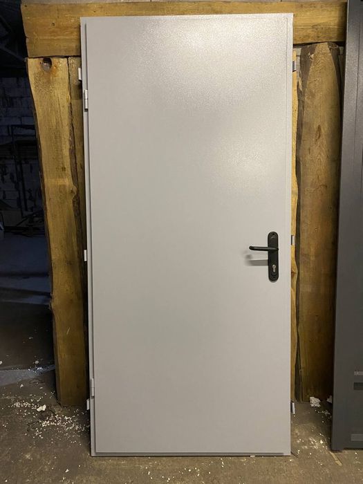 Доступно! Вхідні двері в технічні приміщення. Телефонуйте!