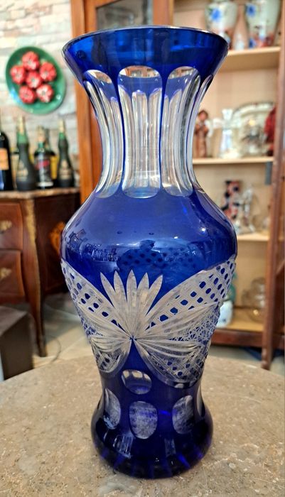 Jarra de cristal azul lapidada