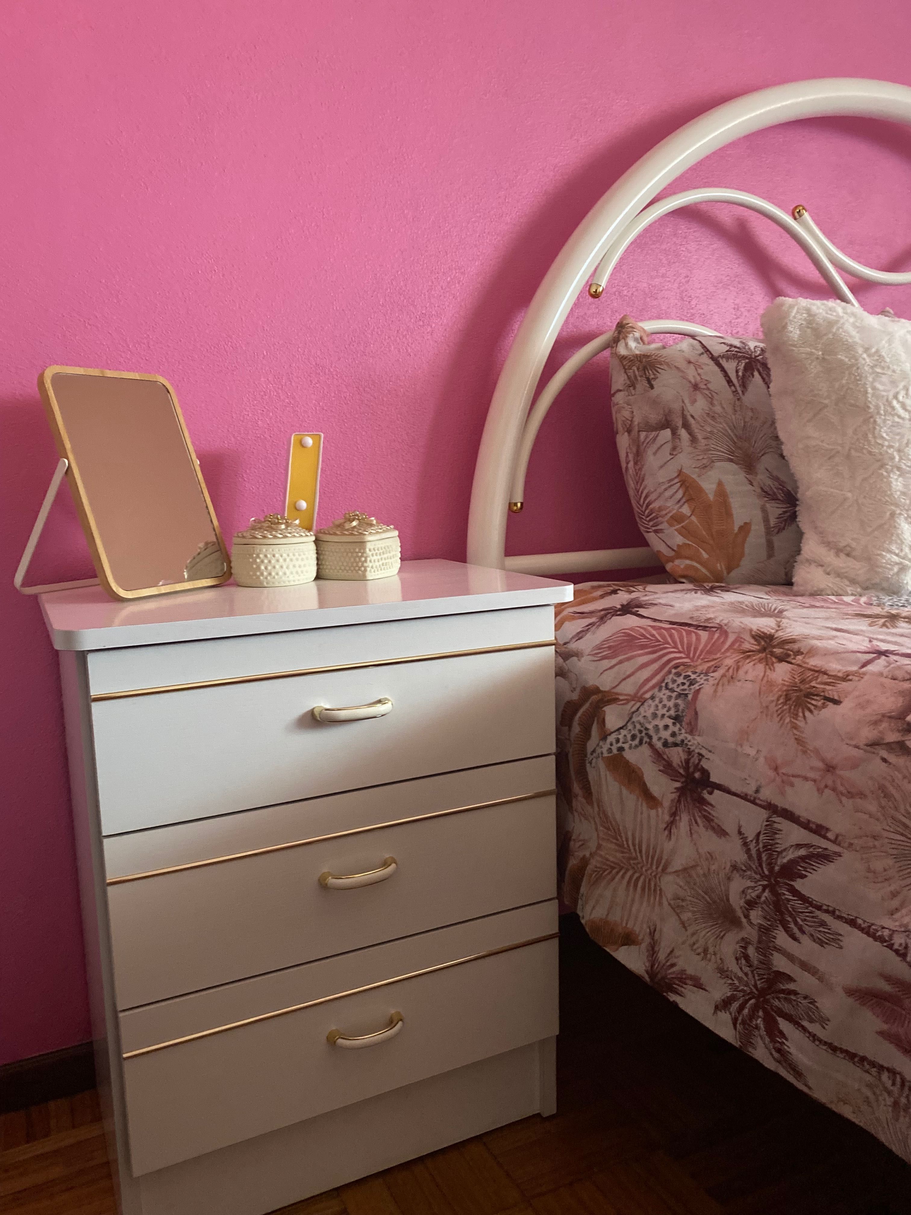 Móveis de quarto de menina á venda.