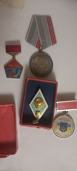 Продам значки усі разом