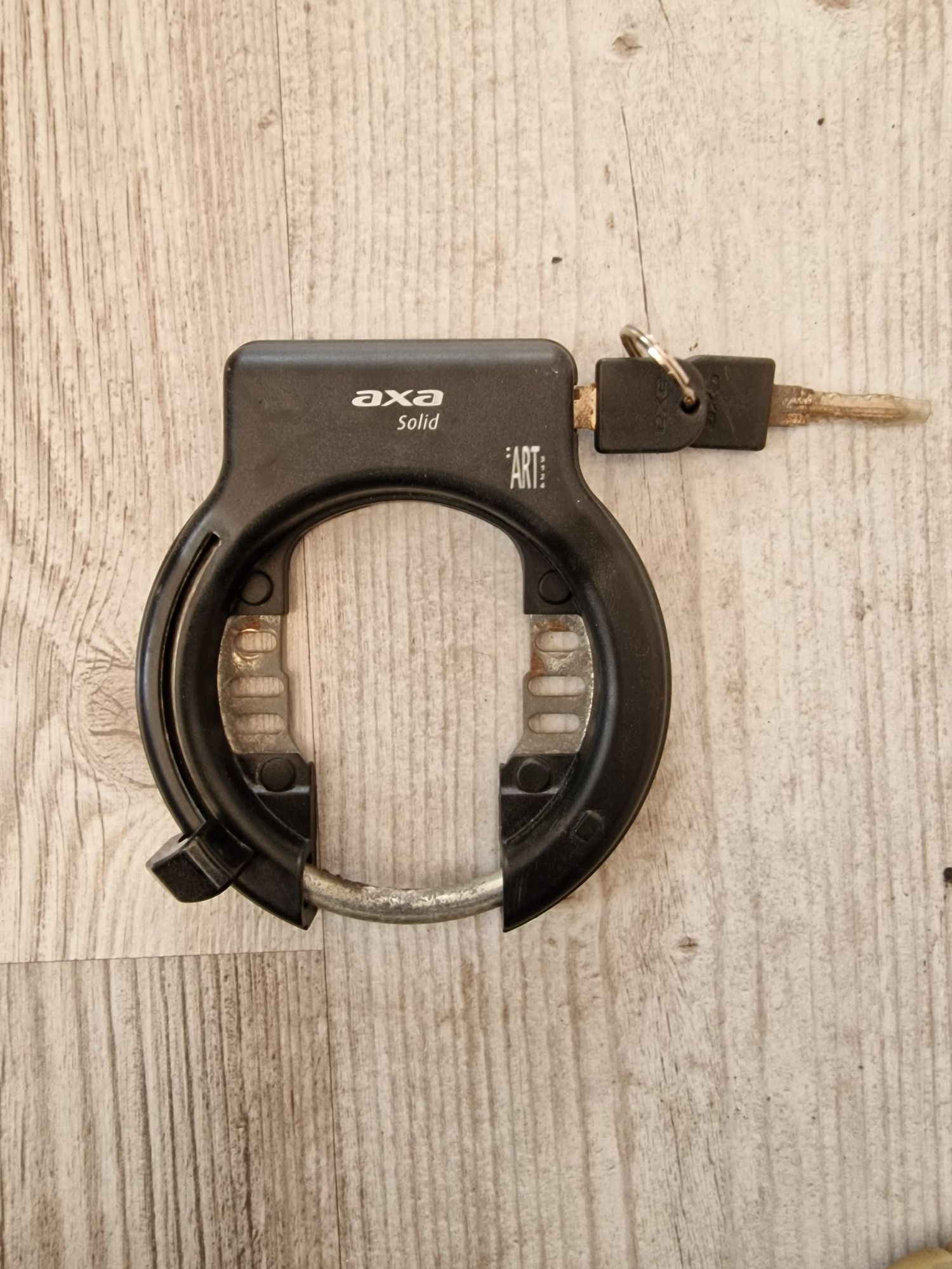 Zamknięcie rowerowe typu podkowa AXA Solid dwa kluczyki.
