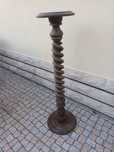 Pedestal de madeira maciça