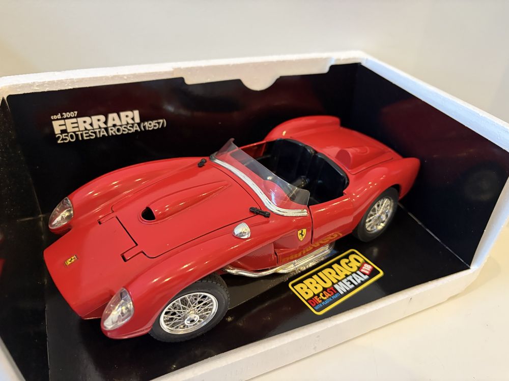 Model Ferrari 250 Testa Rossa 1:18 BBurago Burago (maisto welly)