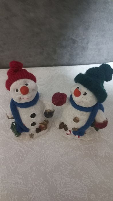 Новогодняя статуэтка снеговик в вязаной шапке с шарфиком Германия