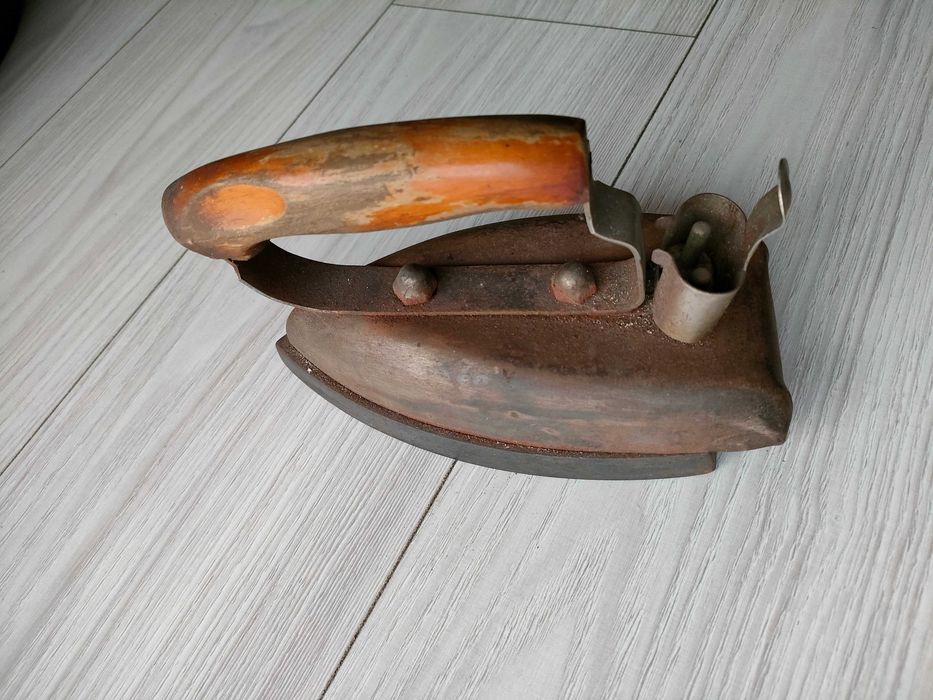 Zabytkowe żelazko stare