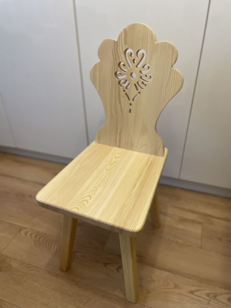 Krzesło drewniane z wyciętą parzenicą