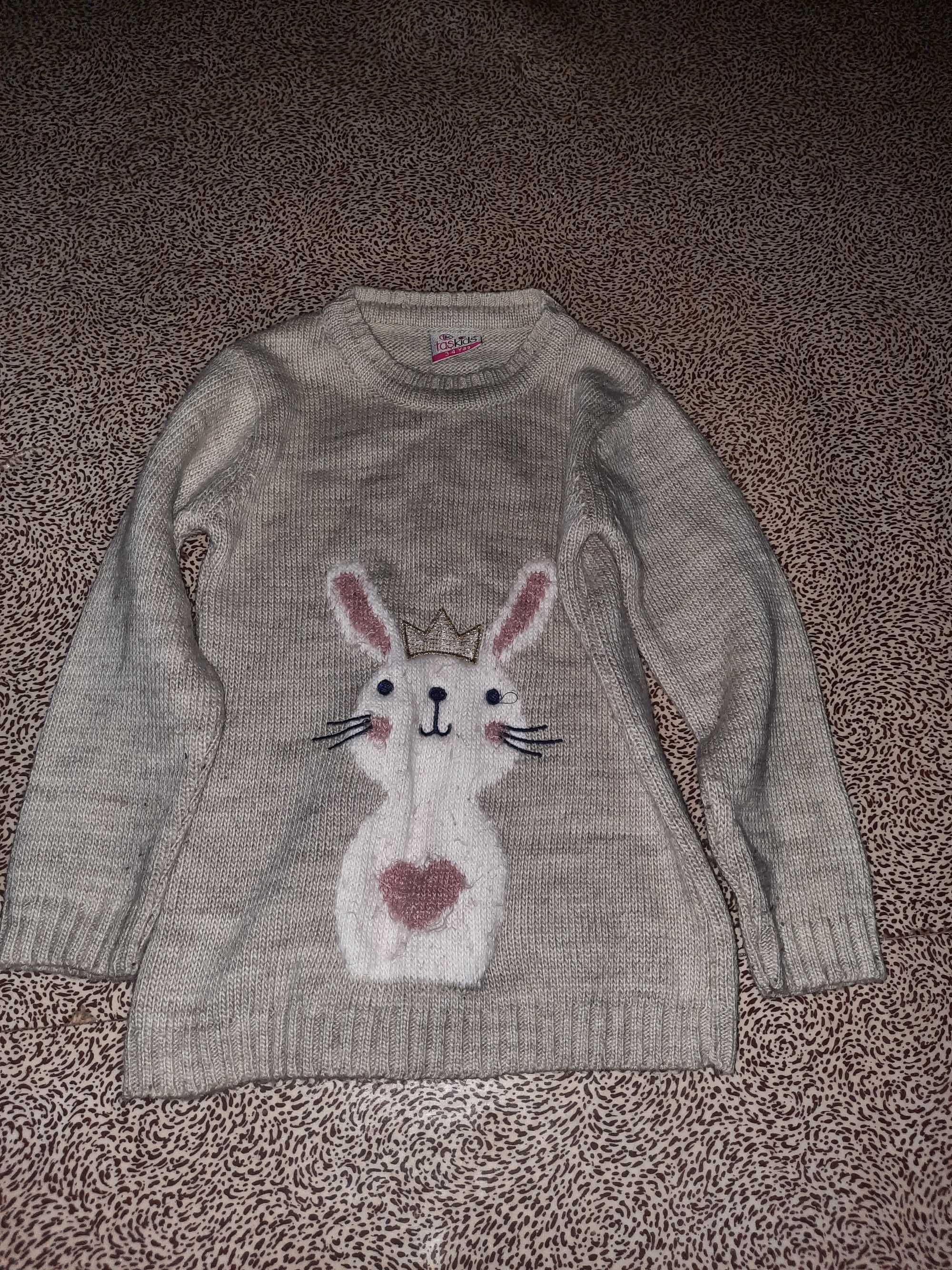 Продам свитерок для девочки 4-5 лет