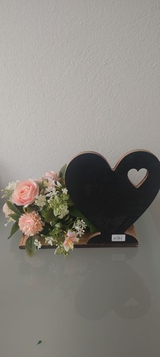 Piękna kompozycja na grób stroik na drewnie