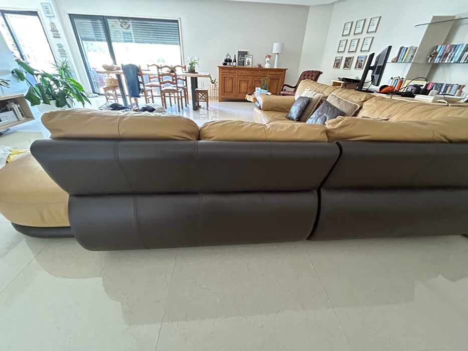 Sofa em pele e madeira