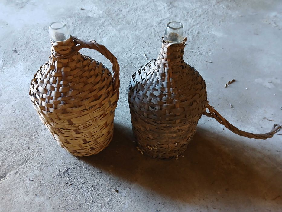 Garrafões empalhados