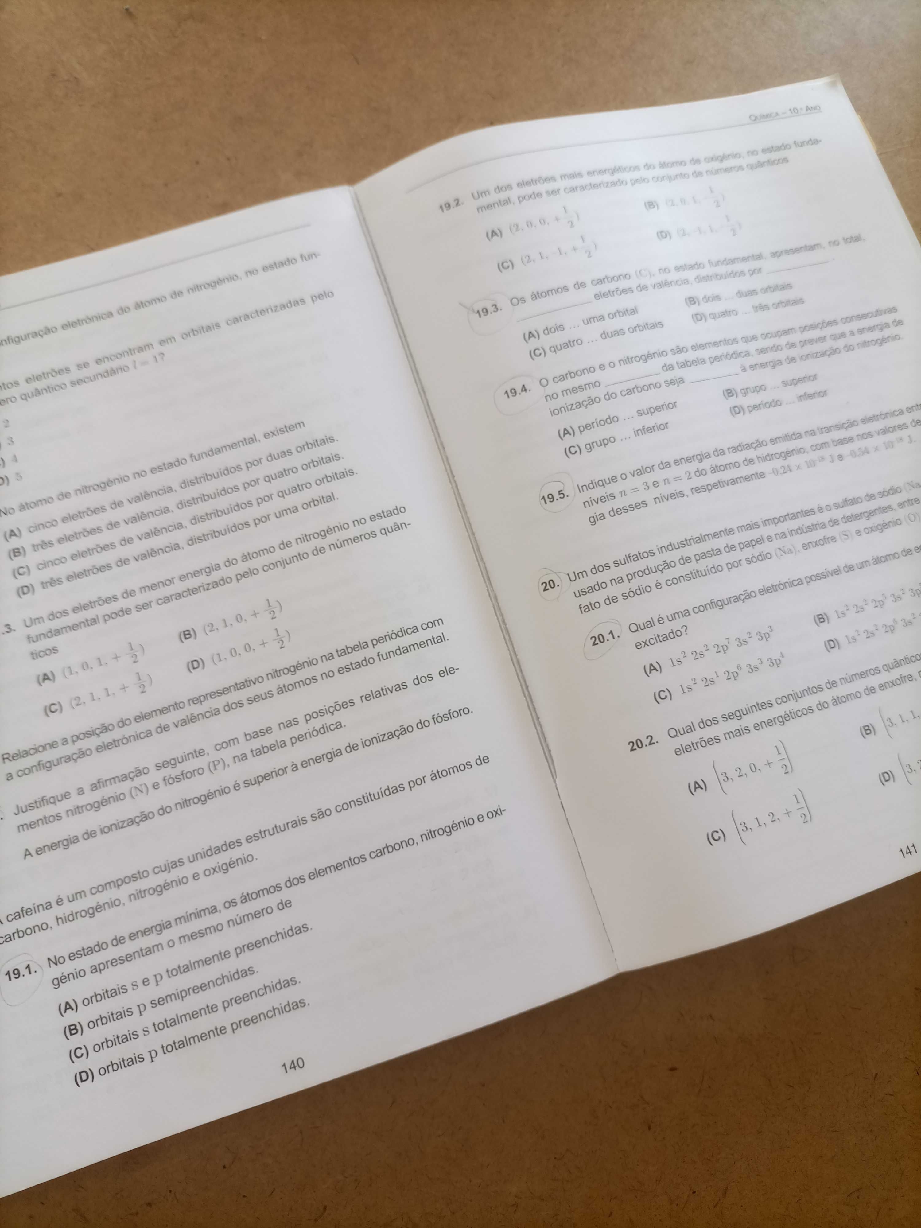 Livro para auxilio ao estudo de Física e Química A