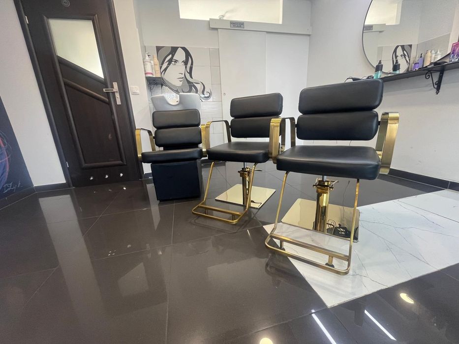 Komplet wyposażenia salonu fryzjerskiego – fotele, myjnia, lustra,