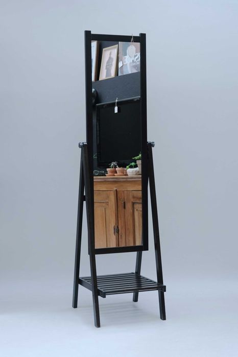 Espelho alto com base de madeira