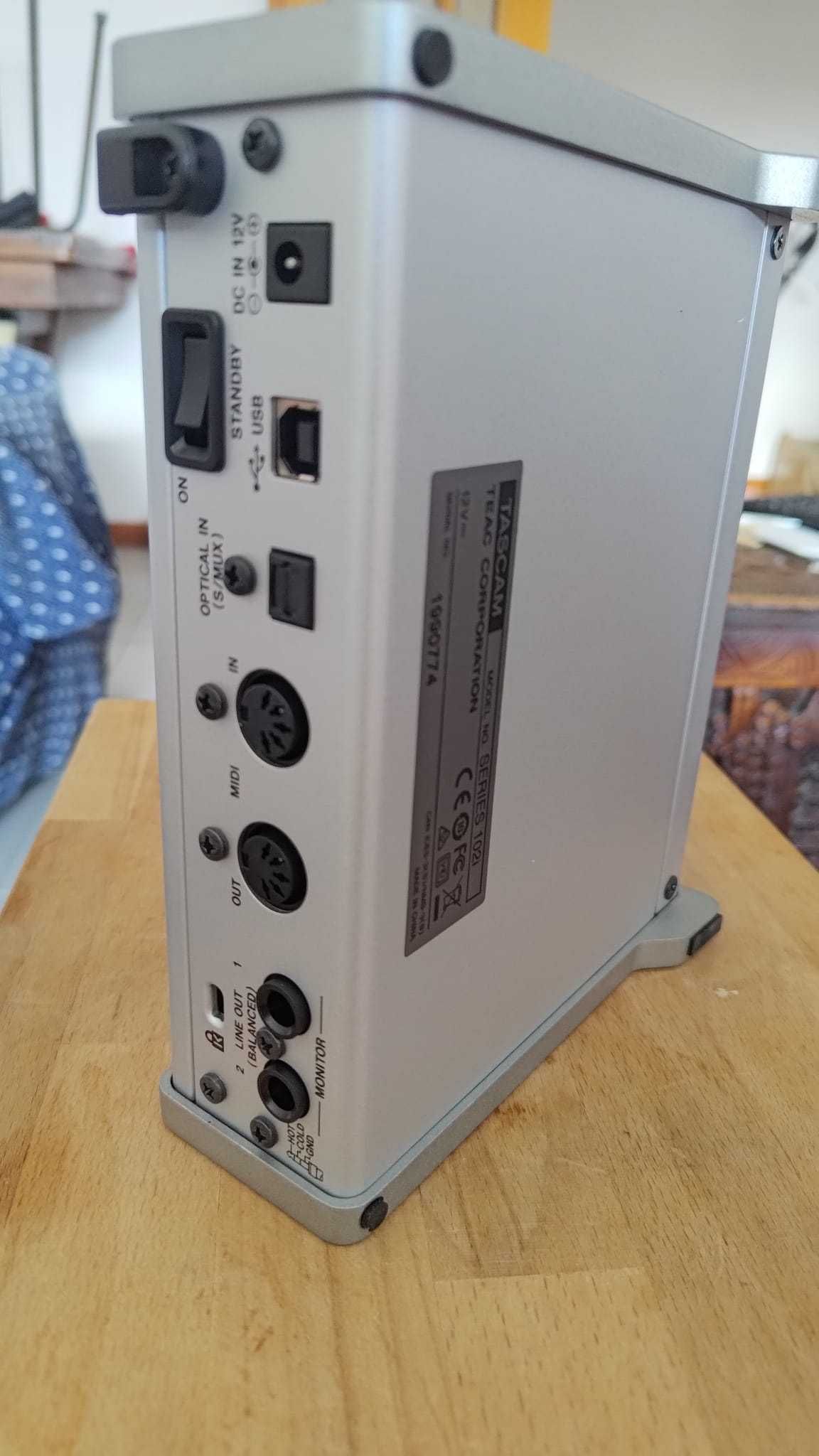 Tascam 102i - Interface Audio/MIDI