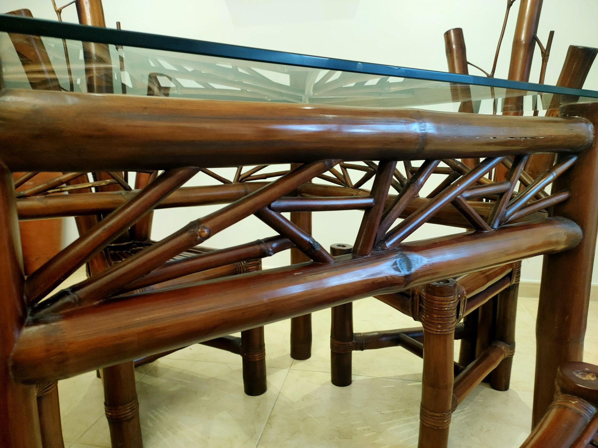 Conjunto único, Mesa em bambu com 4 cadeiras