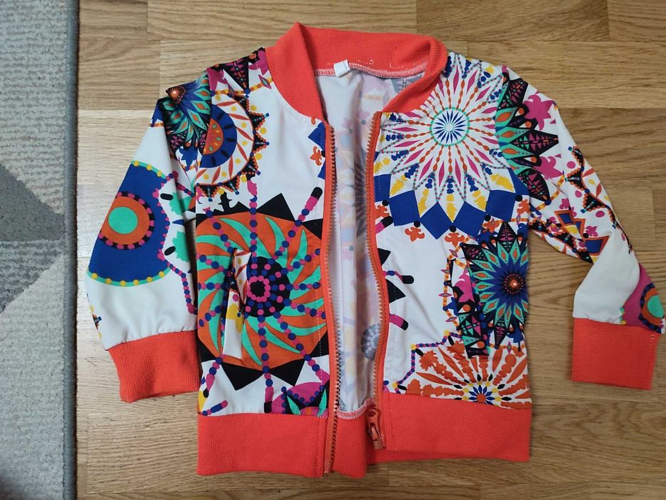 Kolorowa bluza z pomarańczowymi wykończeniami 104