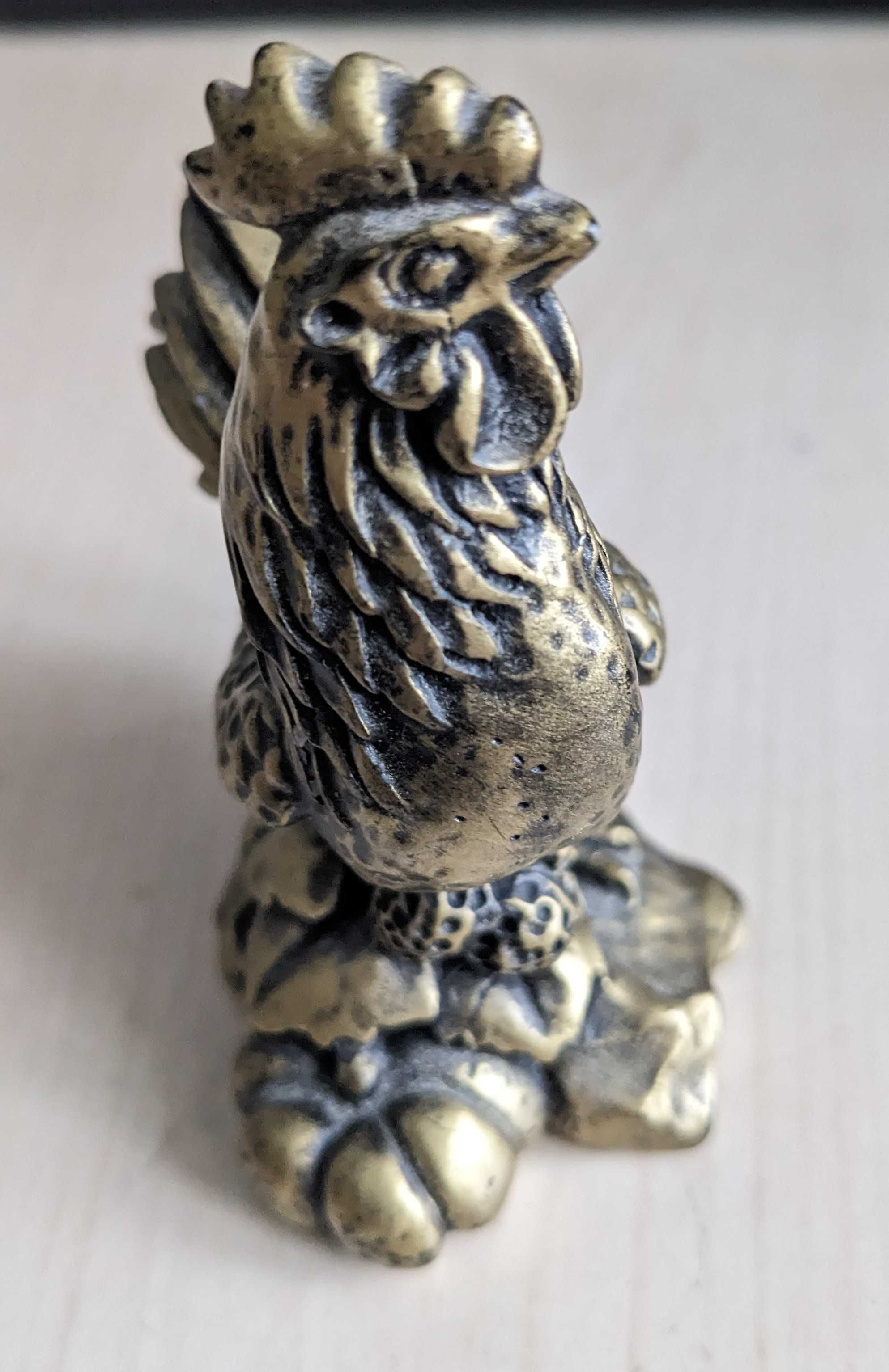 Figurka koguta przynoszącego szczęście do domu,  feng shui