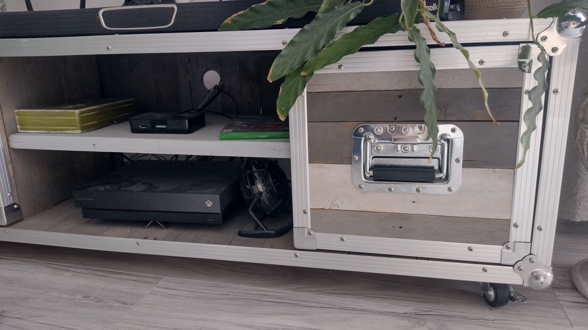 Loftowa szafka pod TV