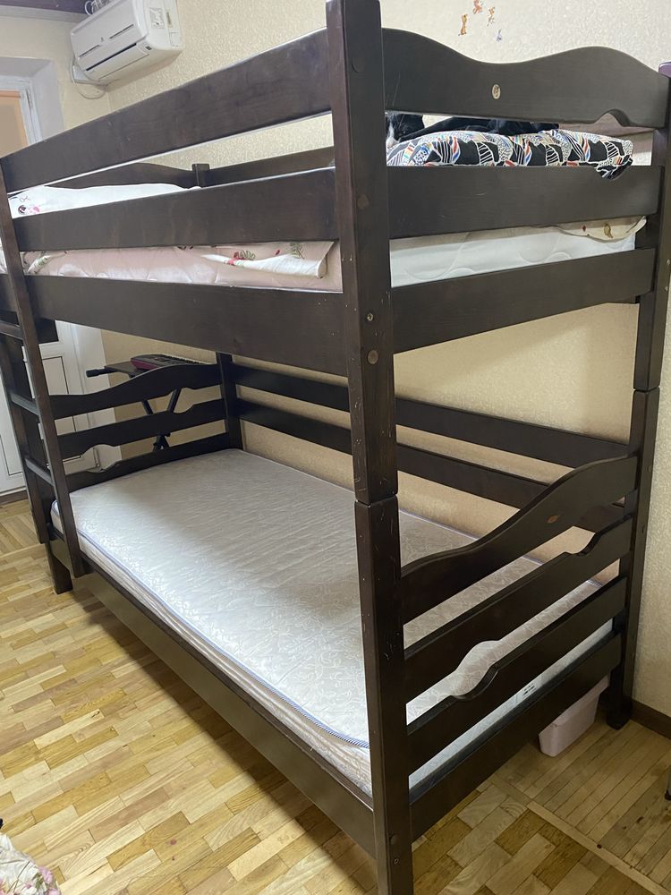 Продаю класне двухярусне ліжко (натуральна деревина)