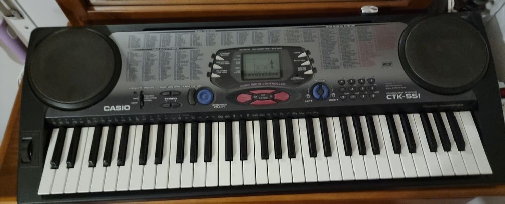 Piano Casio CTK-551 midi com suporte