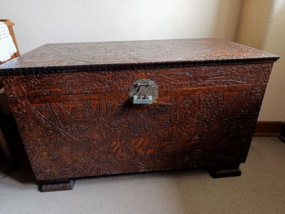 Baú madeira maciça antiga.