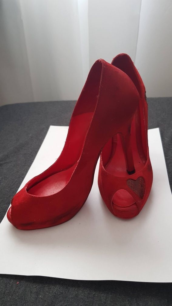 Sapatos salto alto Lucchi em pele importados