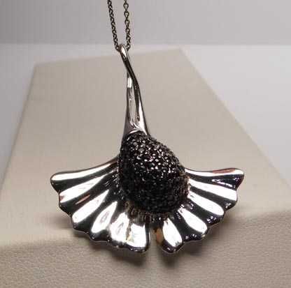 Srebrna zawieszka ciekawy kształt czarne cyrkonie