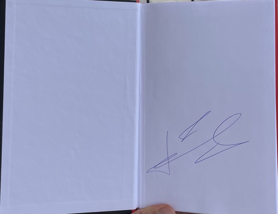 Книга з автогрофом легенди «Шляхетна сила.Моє життя, мій футбол»