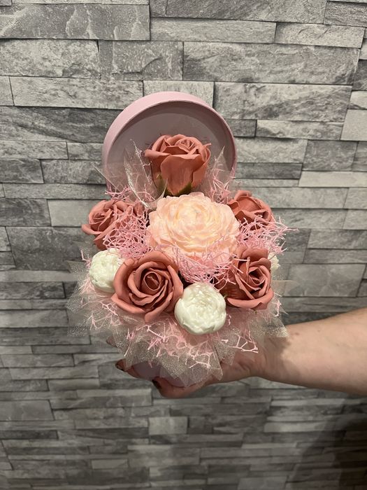 Boz z mydlanych i woskowych kwiatów