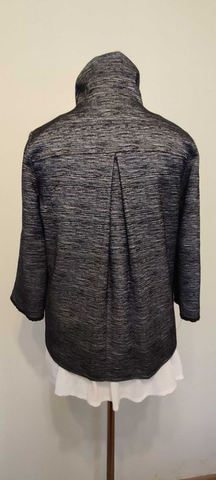 Elegancki żakiet z efektownym kołnierzem r.40