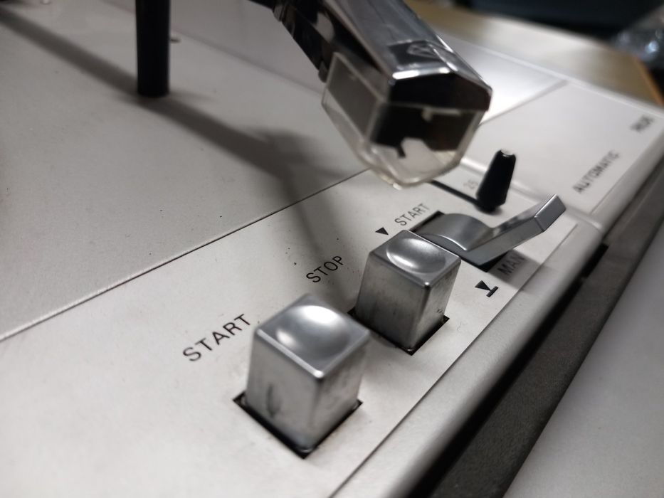 Gira discos com radio grundig (avariado)