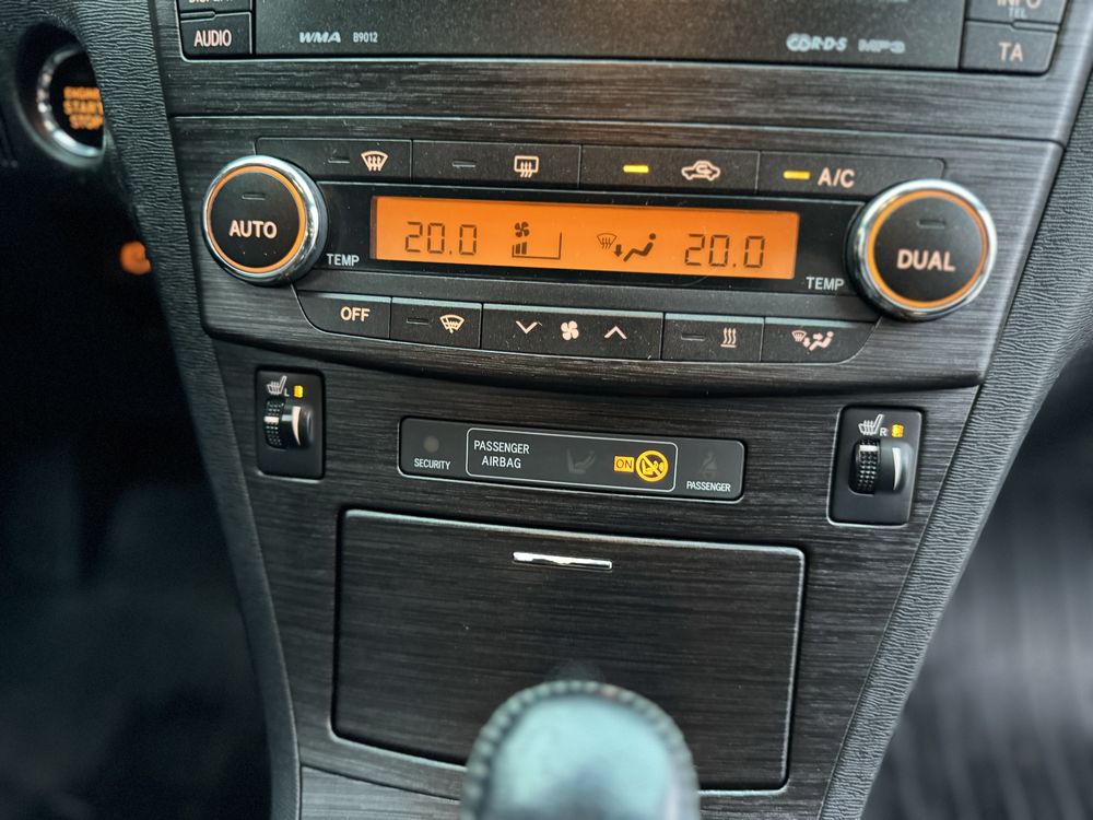 Продам TOYOTA Avensis 2.2d