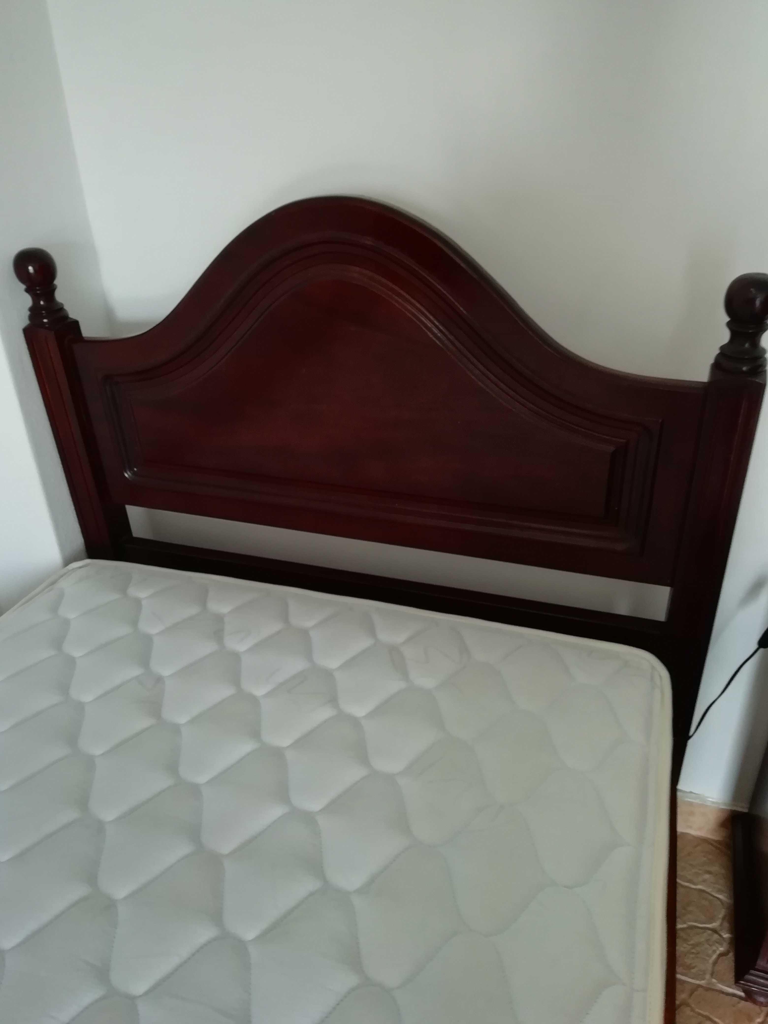 Vendo cama individual em mogno maciço, com estrado e colchão como novo