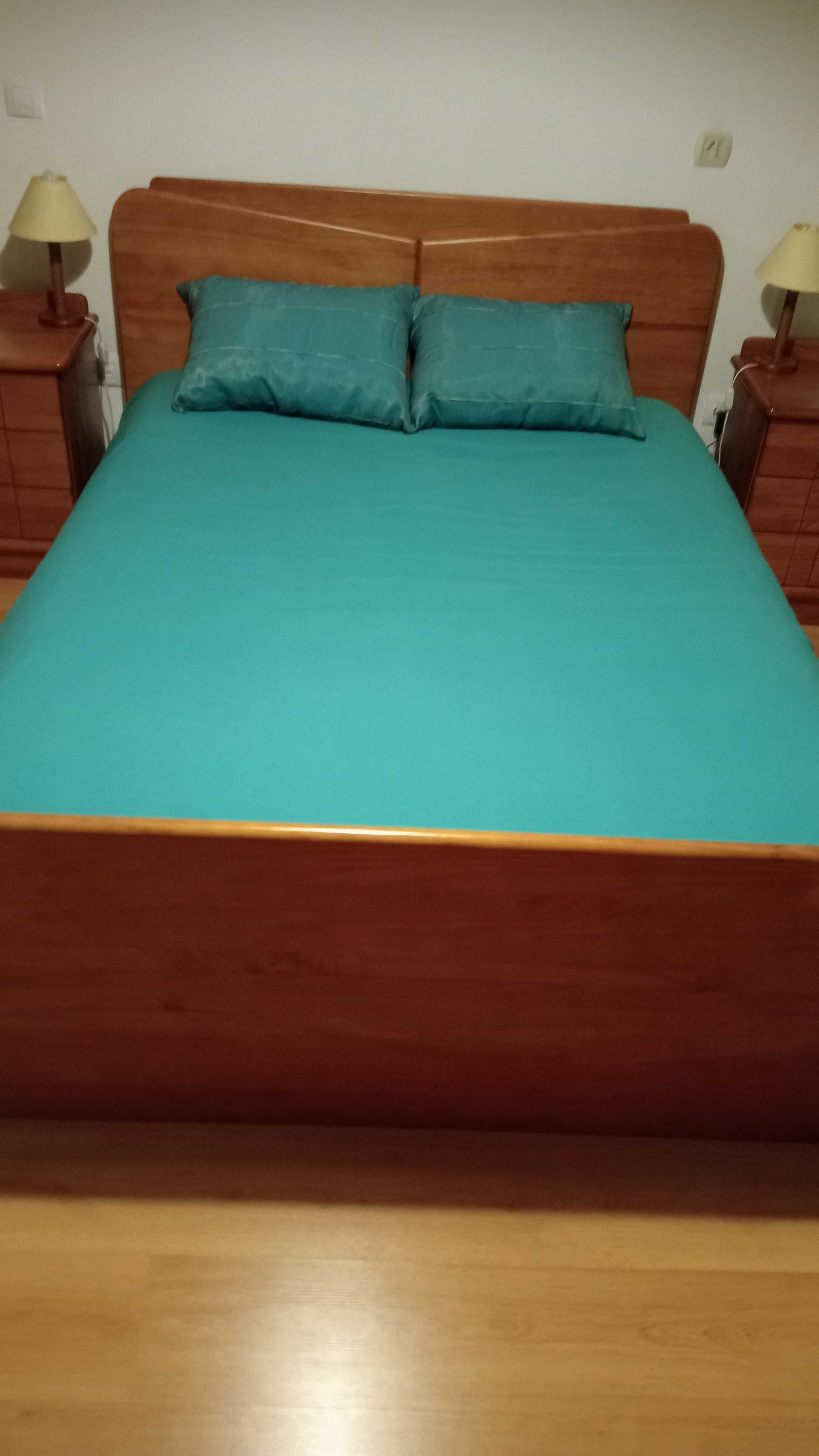 Cama de casal em madeira.