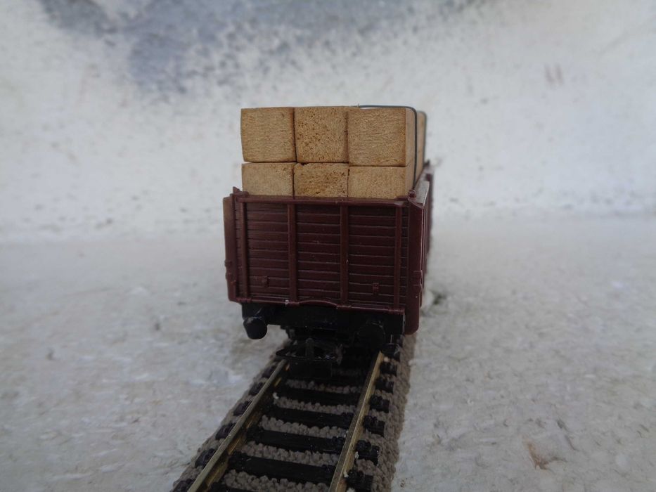 1:87 PIKO Vagão de mercadorias com carga em madeira