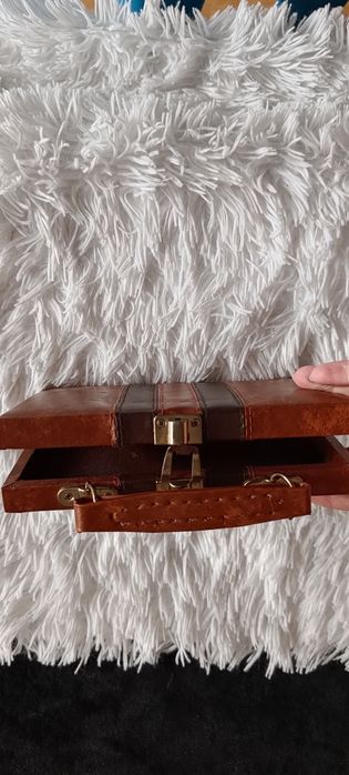 Bolsa em pele genuína . Tamanho pequeno. Castanha