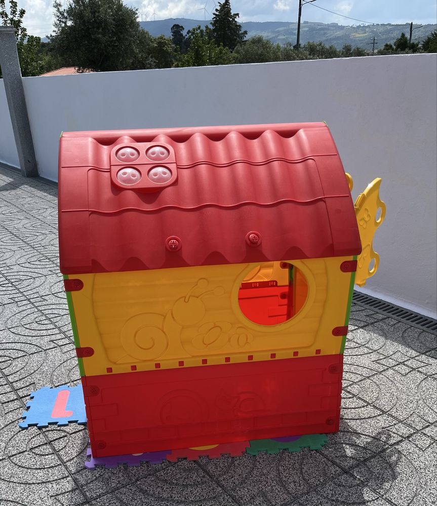 Casinha de brincar de exterior em ótimo estado