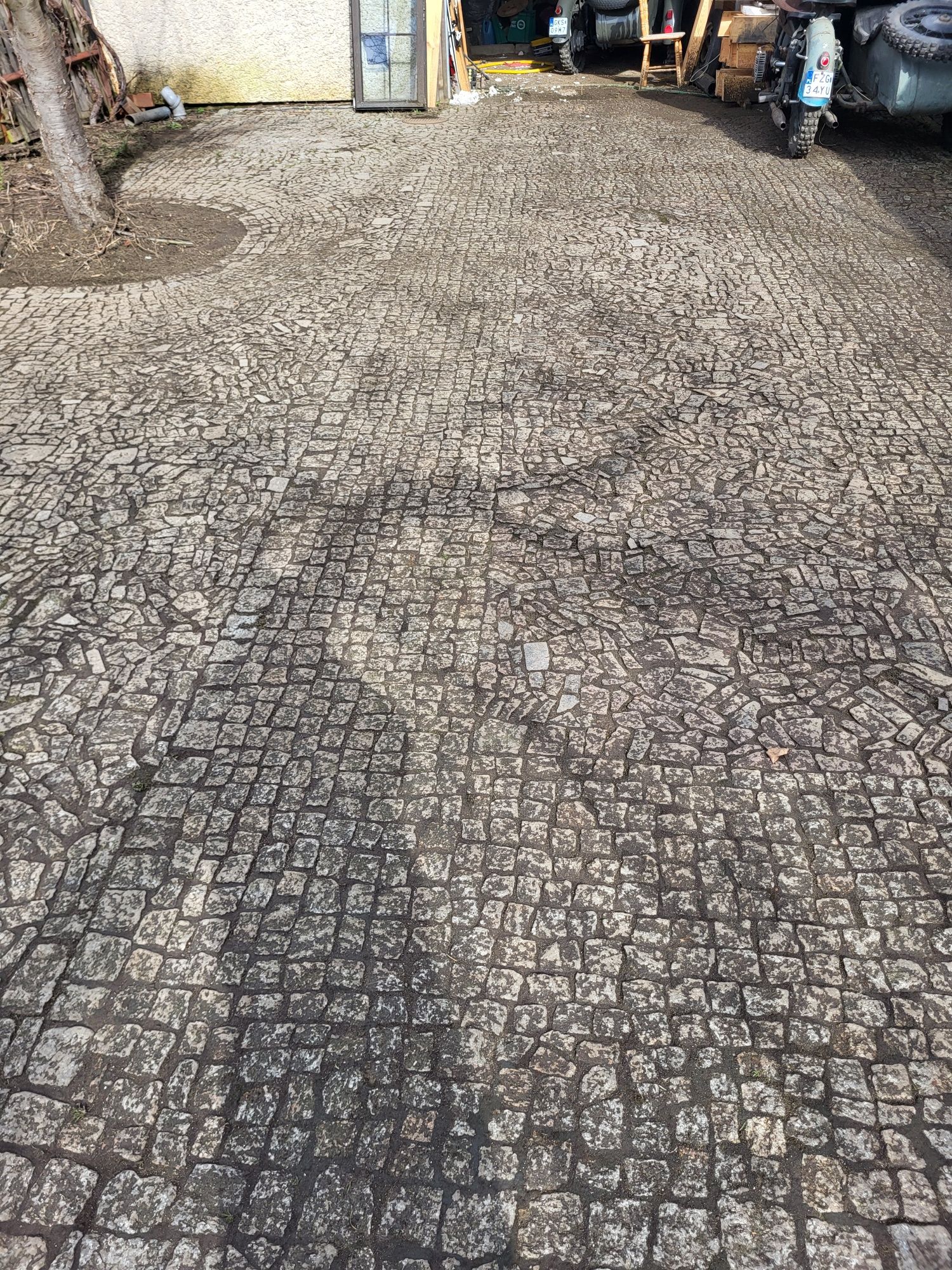 Koszenie trawy, zarośli. Wertykulacja. Czyszczenie kostki z mchu.