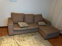 Sofá chaise longue, bom estado, com uma capa de oferta