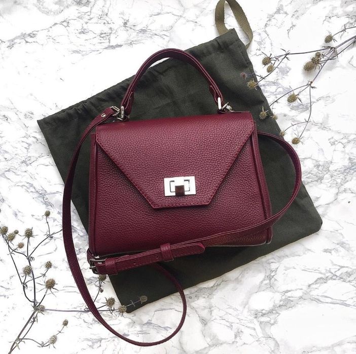 Шкіряна сумка в трендовому кольорі бургунді