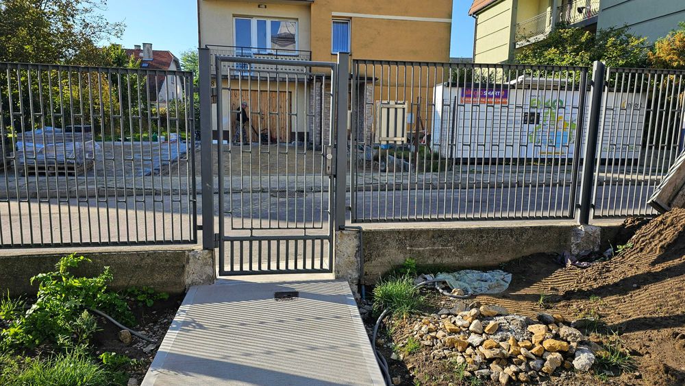 Ogrodzenie stalowe: długość 19 m: 7 przęseł + brama skrzydłowa +bramka