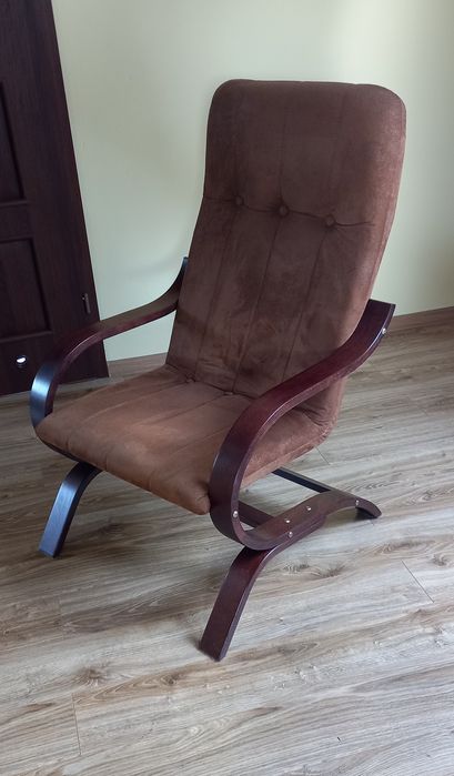 Fotel z drewnianymi oparciami