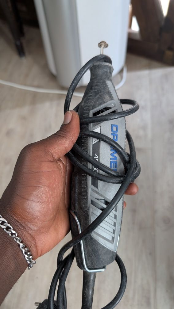 Ferramenta rotativa marca dremel.